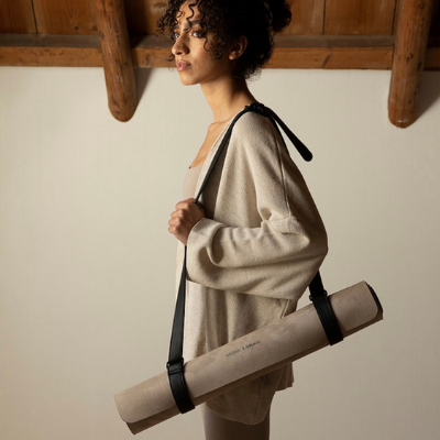 Monk en Anna yogamat drager